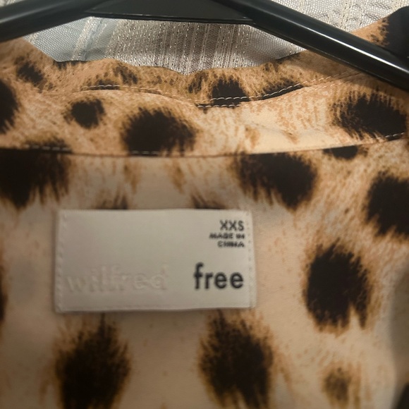 Two Aritzia (Wilfred Free) ladies tops ** brand new surprise will be included - Picture 7 of 7